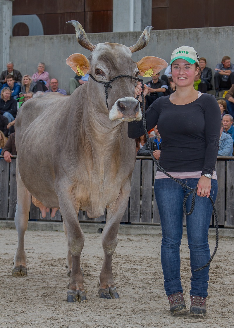 100000er Kuh Tambour Tanja an der Olma 14 mit Besitzerin Karin Haecki aus Pfäffikon SZ