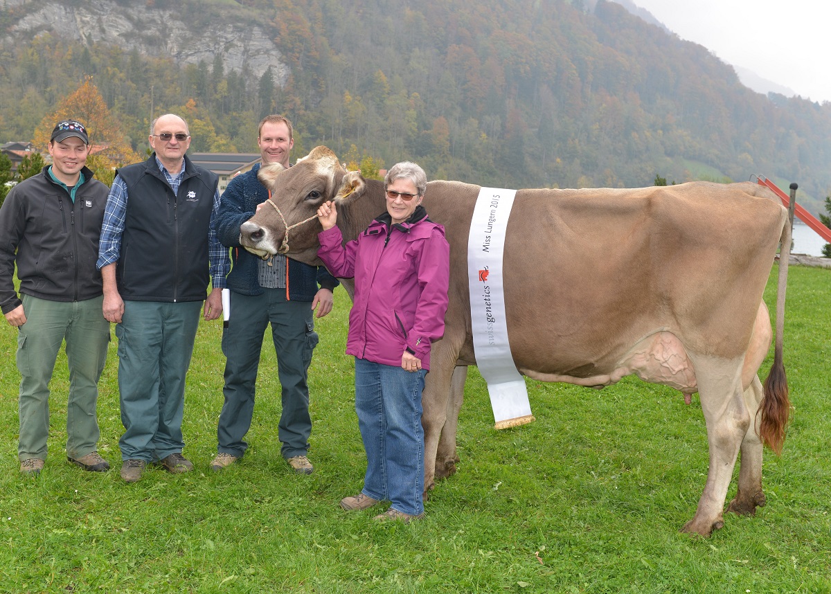 Miss Lungern 2015 Julen Jolina aus dem Betrieb GG Ivan und Pius Gasser mit Maria Gasser und links Stefan Halter DSC 6165