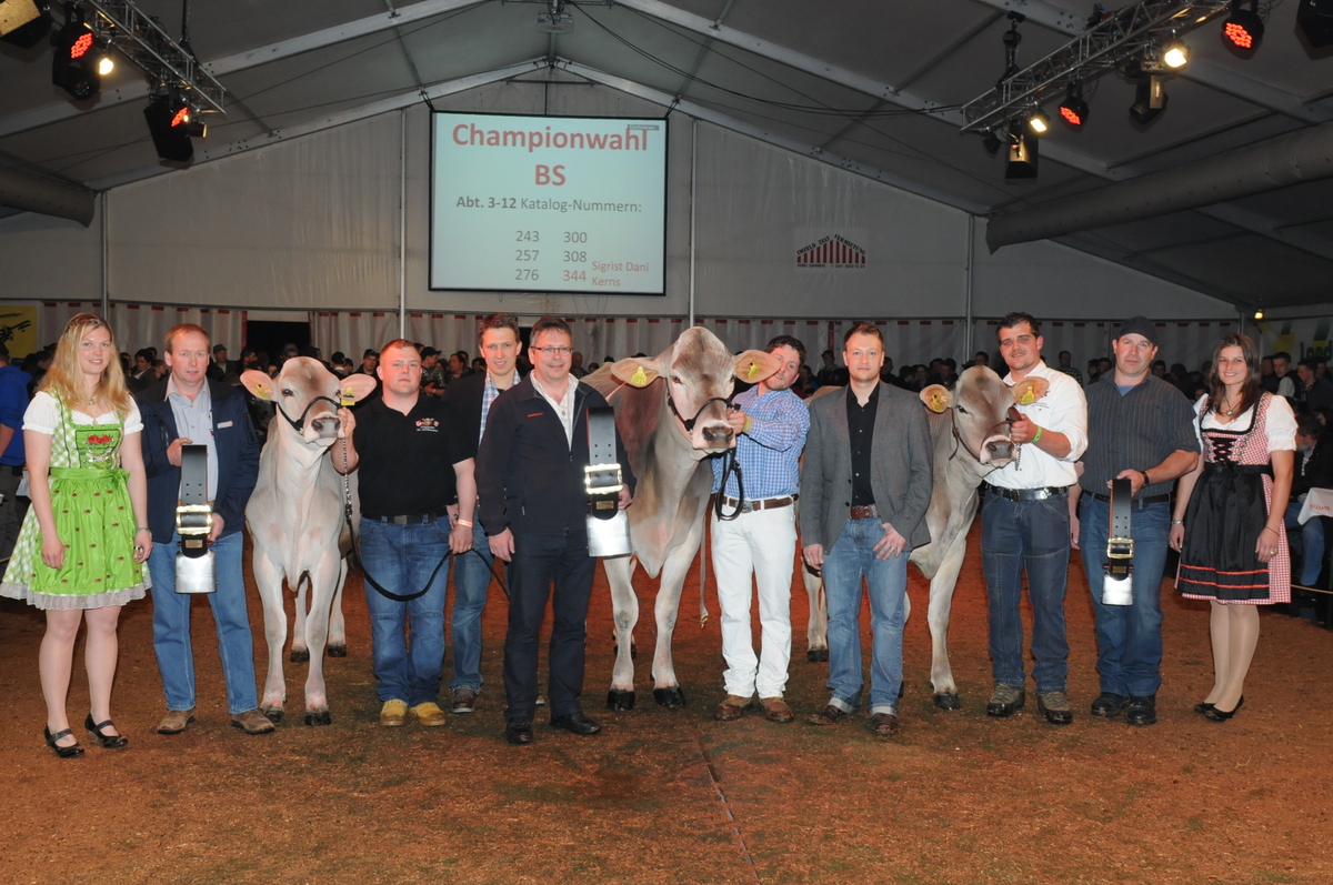 Mitte Champion links Vice Kat. Nr. 243 und rechts Mention Honorable Kat. Nr. 308 DSC 7118